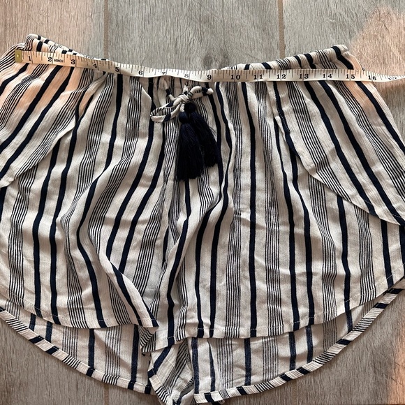 Lost in Paradise - 2 piece set - off shoulder top and flow shorts - Picture 8 of 8